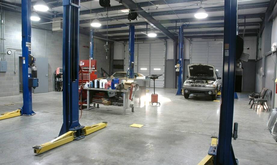 Profesjonalne narzędzia w serwisie samochodowym – jak wspierają regenerację?