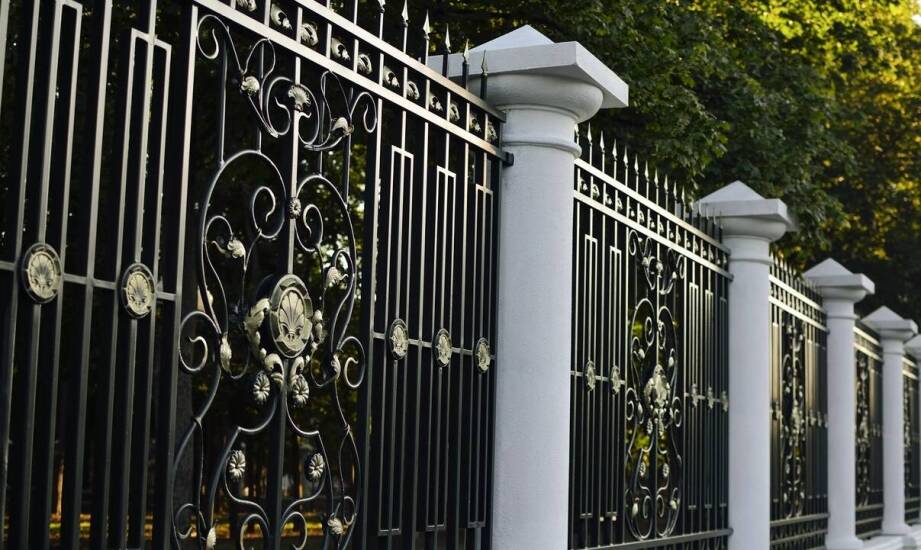 Różnorodność wzorów kutych ogrodzeń – jak wybrać odpowiedni dla siebie?