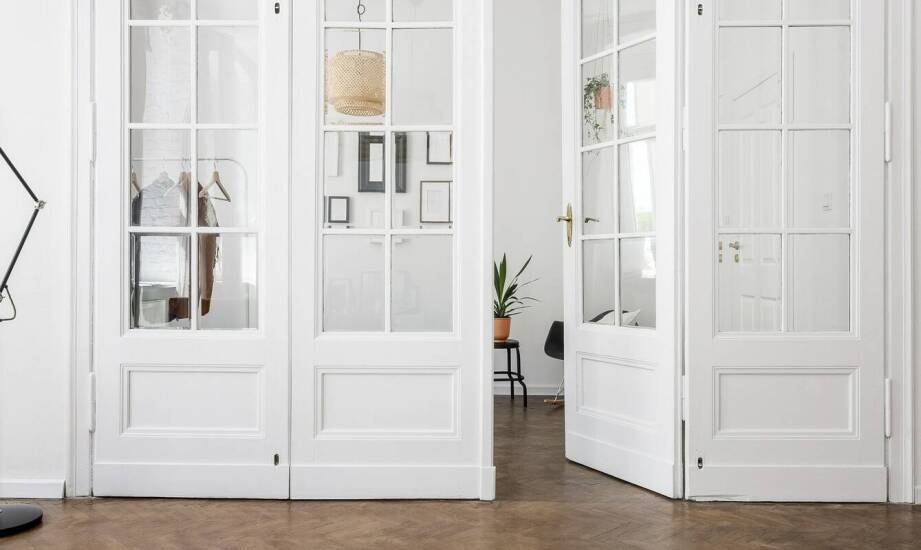 Jak wewnętrzne białe drzwi wpisują się w styl skandynawski?