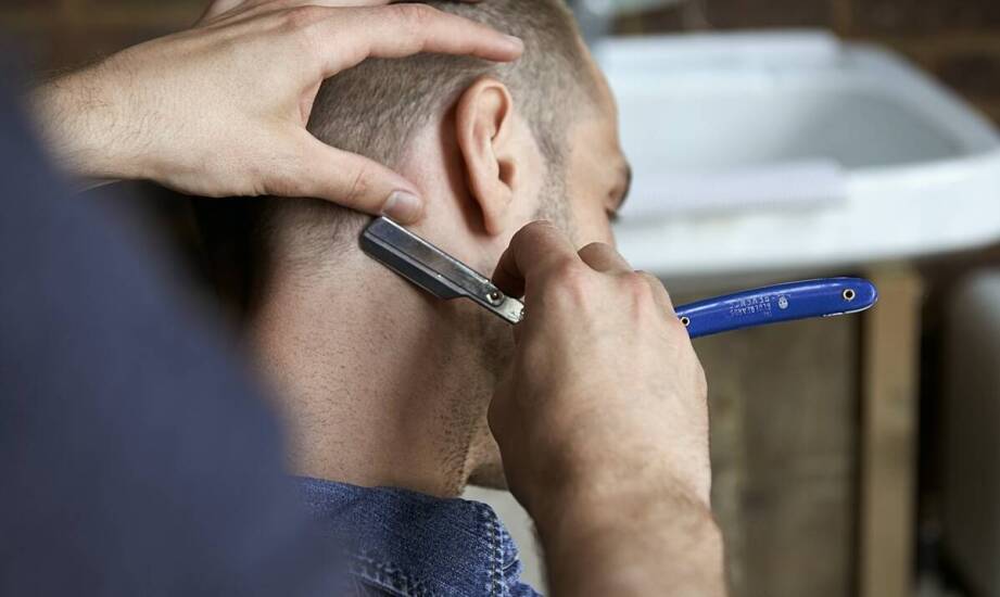 Profesjonalne golenie brzytwą: co warto wiedzieć przed wizytą w salonie?