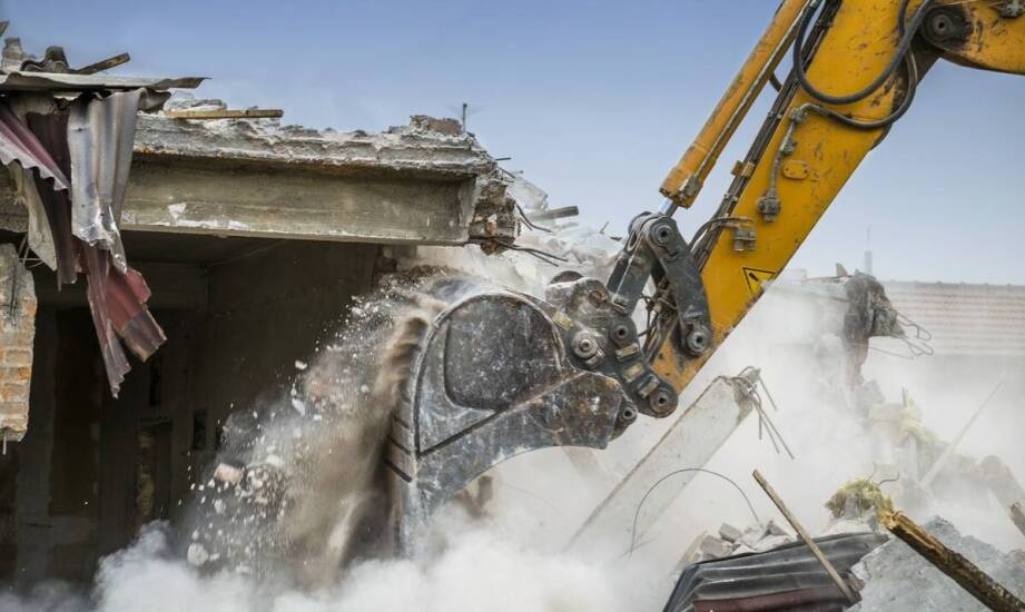 Jakie są zalety zastosowania specjalistycznych maszyn do wyburzeń?