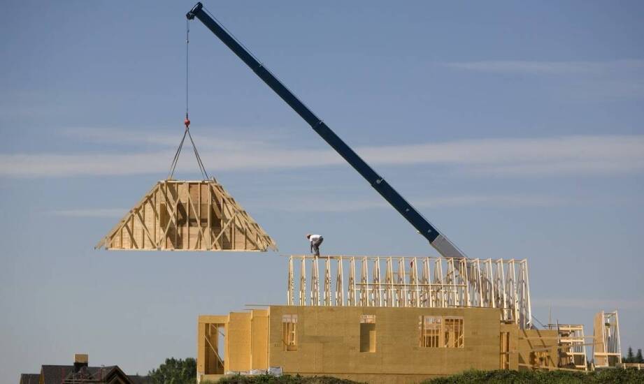 Rola 50-tonowego dźwigu w montażu więźb dachowych