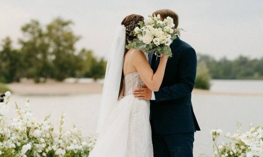 Zimowy ślub nad morzem: jak stworzyć magiczną atmosferę?