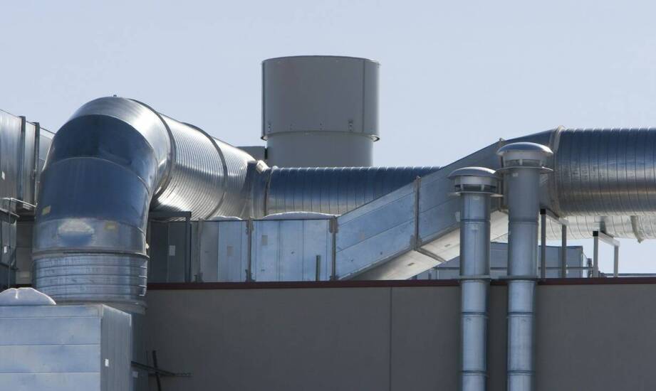 Wybór przejścia do ceramicznego komina a estetyka kominowego systemu