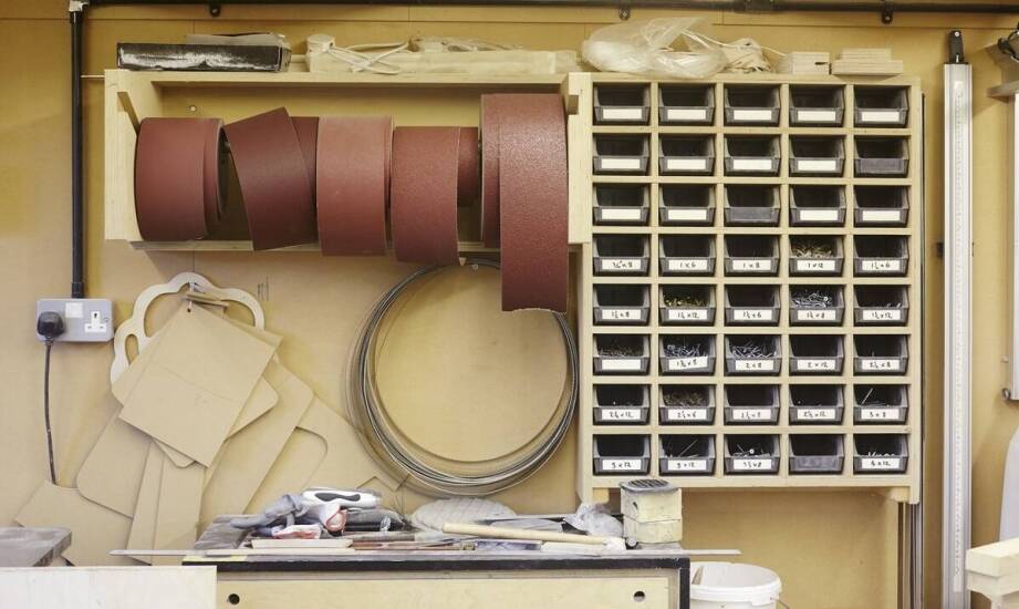 Porównanie różnych rodzajów pasów bezkońcowych do cyklinowania na wymiar