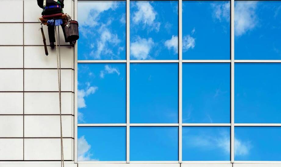 Bezpieczeństwo przy myciu okien na wysokościach – jakie środki są stosowane?