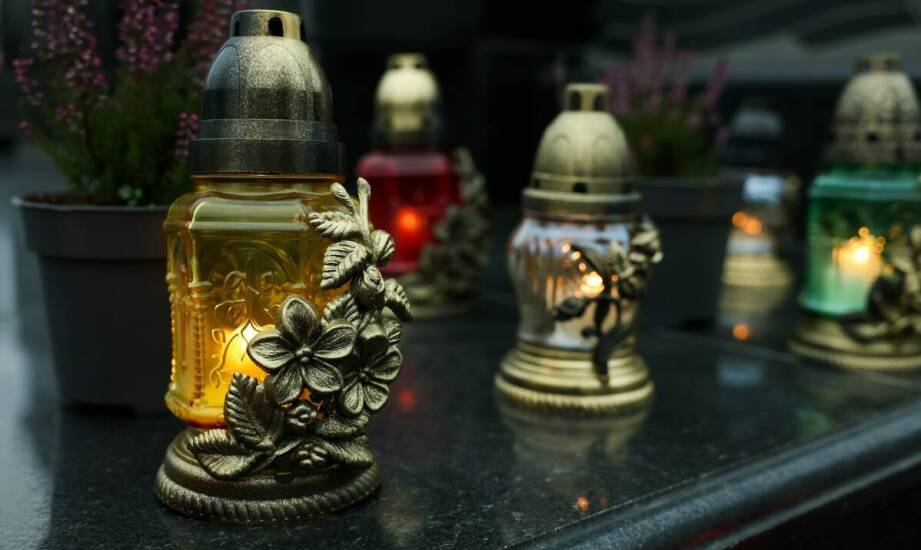 Funkcjonalne znicze do kapliczek: rozwiązania dla każdego miejsca pamięci