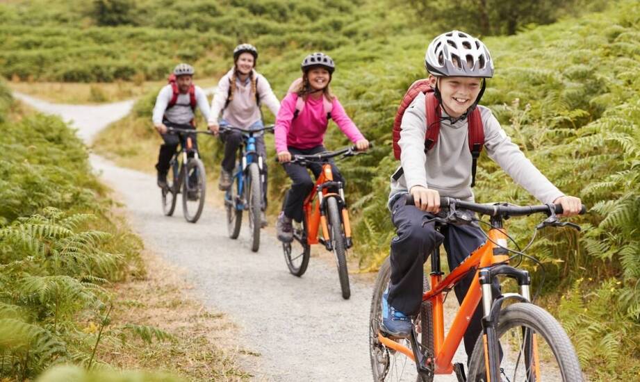 Jakie ochronne funkcje posiadają czarne kaski?