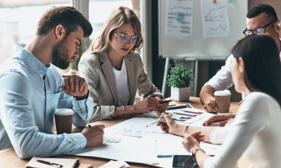 Jakie wyzwania niesie ze sobą projektowanie webowych aplikacji dla różnych sektorów?