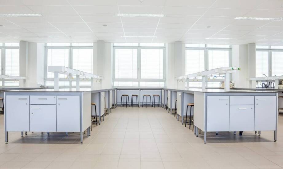 Rola laboratoryjnych pojemników w organizacji przestrzeni roboczej w laboratorium