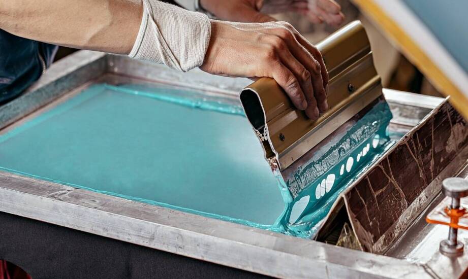 Jak farby do sitodruku na szkło wpływają na jakość nadruków w branży kosmetycznej?