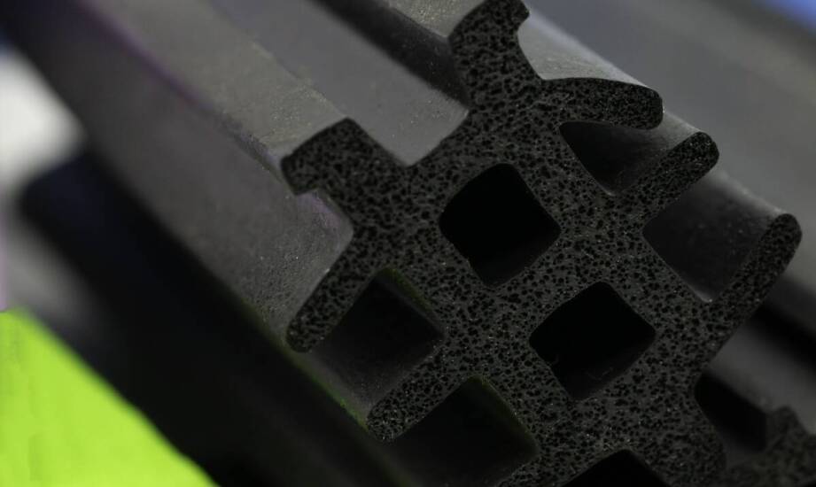 Neoprenowe uszczelki w przemyśle chemicznym - jak zapewniają bezpieczeństwo?