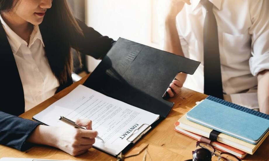 Kluczowe wyzwania prawa pracy dla przedsiębiorstw: jak prawny radca może pomóc?