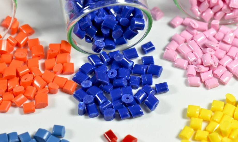 Jakie korzyści niosą za sobą nowe materiały w produkcji części z tworzyw sztucznych?