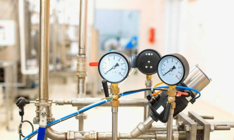 Jak zabezpieczenia urządzeń do demineralizacji wody wpływają na bezpieczeństwo pracy?