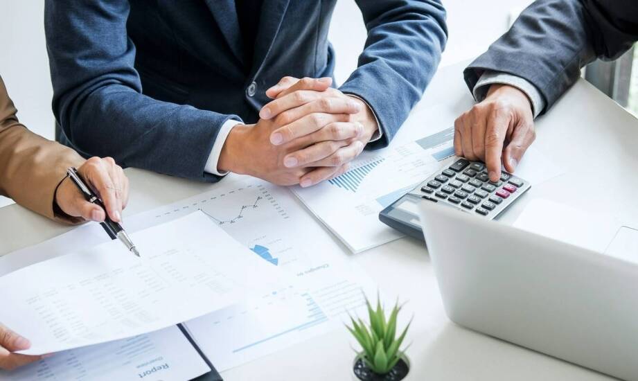 Jak doradca finansowy pomaga uniknąć niekorzystnych zapisów w umowach?