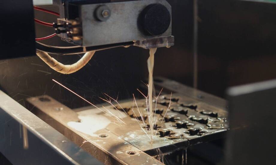 Znaczenie technologii waterjet dla jakości wykończeń metalowych powierzchni