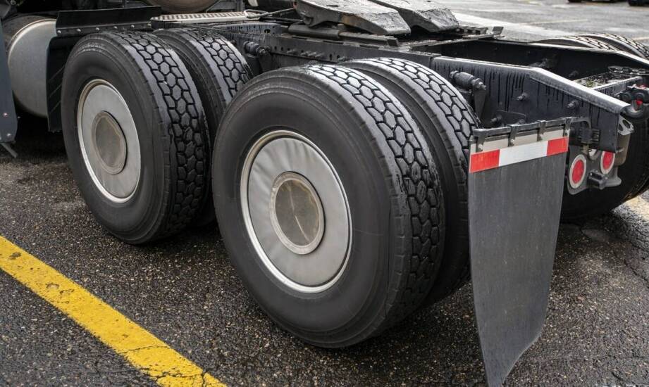 Poziomujące zawory a redukcja zużycia opon w ciężarowych pojazdach