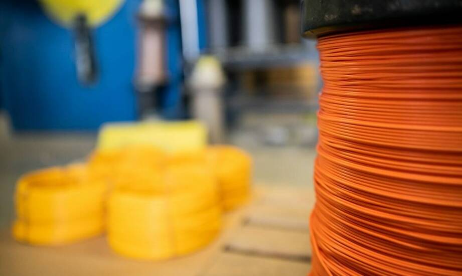 Różnorodność materiałów w produkcji kablowych oplotów i ich zastosowanie