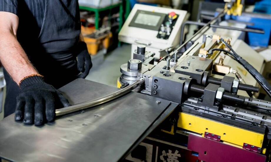 Wpływ giętarek na efektywność produkcji metalowych mebli