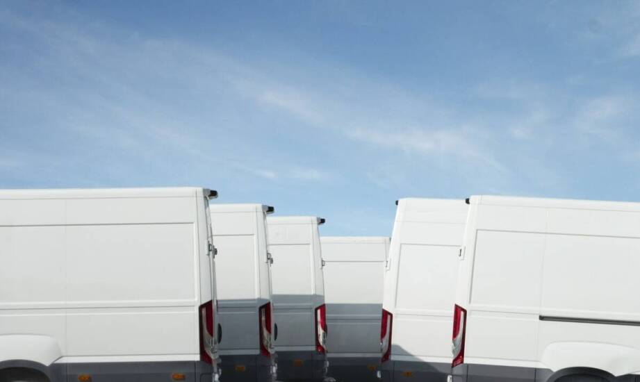 Efektywne zarządzanie flotą pojazdów do transportu baraków.