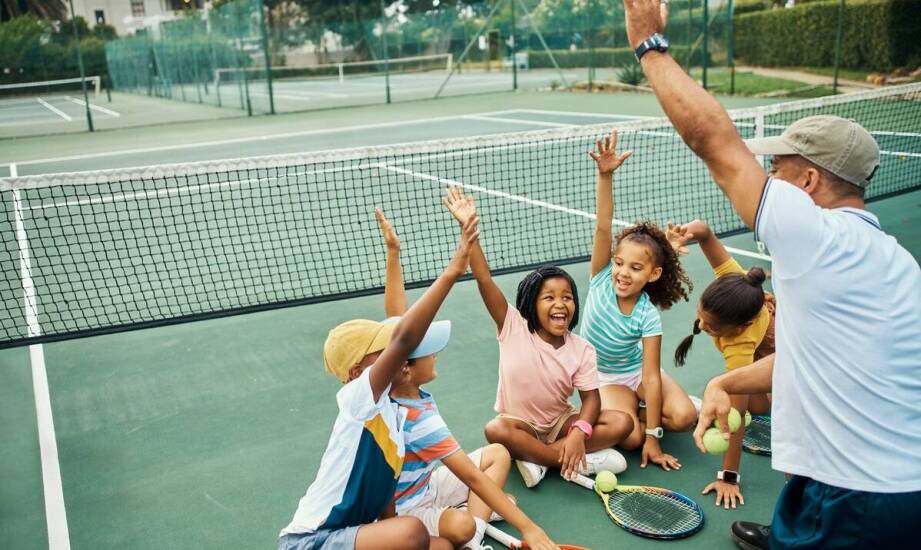 Integracja rówieśników podczas niedzielnych pływackich lekcji