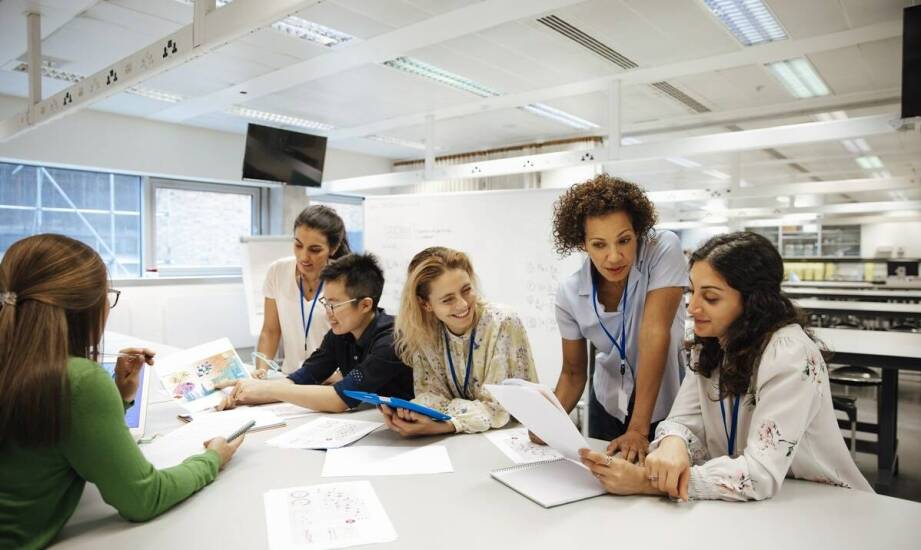 Jakie są najważniejsze aspekty kadrowej obsługi, które wpływają na rozwój przedsiębiorstwa?