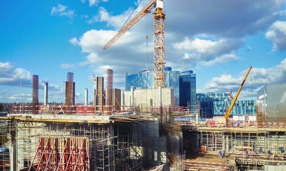 Rola wynajmu dźwigów w tworzeniu nowoczesnych inżynieryjnych obiektów