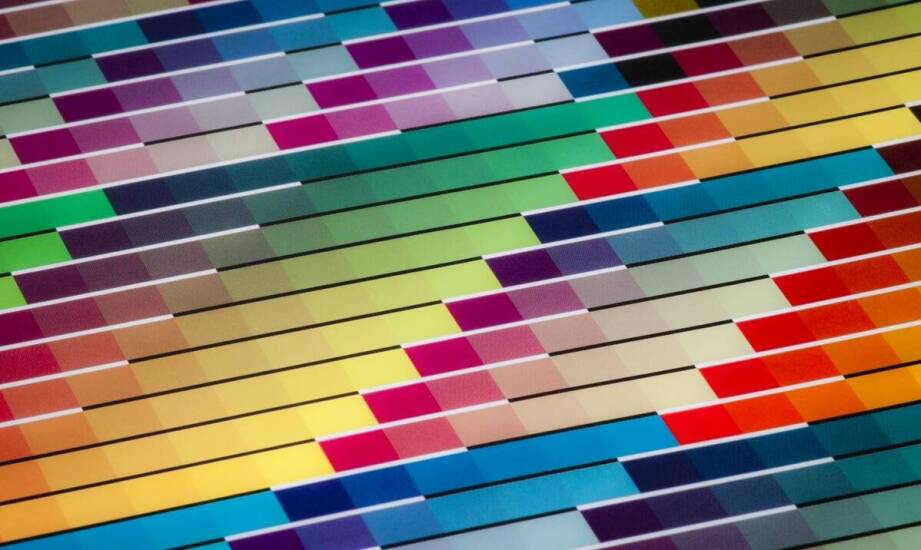 Techniki uszlachetniania druku: jak foliowanie i lakierowanie podnoszą wartość materiałów?