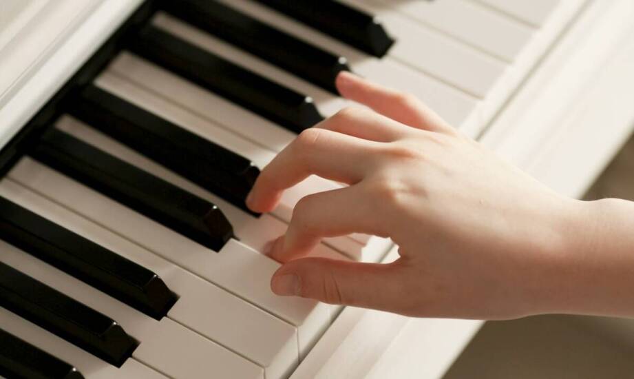 Wybór keyboardu: Co jest ważne dla osób zaczynających swoją przygodę z muzyką?