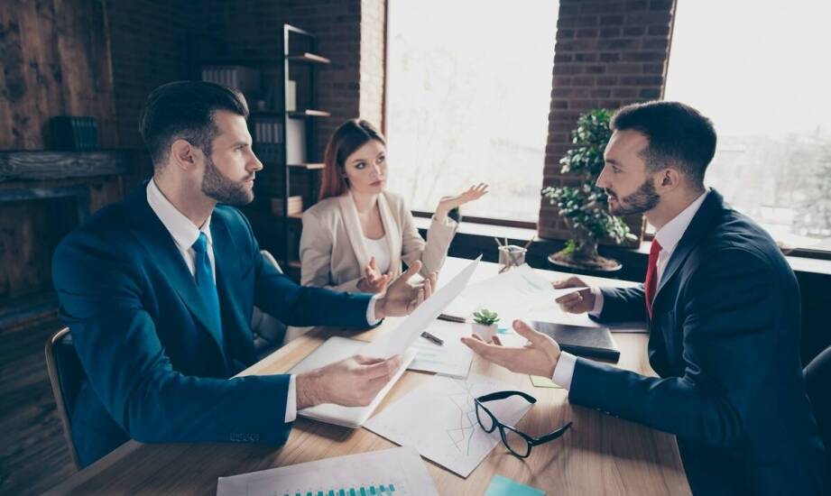 Jak komornik wspiera wierzycieli w odzyskiwaniu należności?