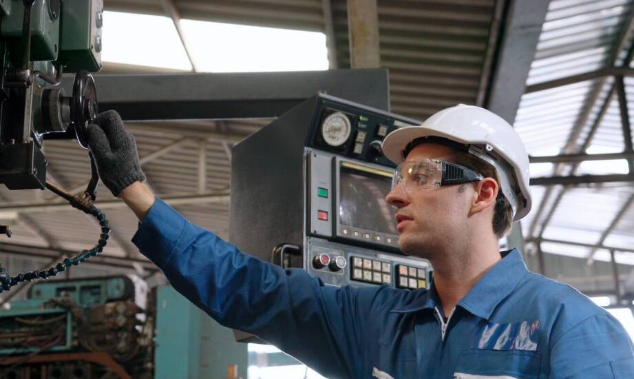 Rola e-learningu w szkoleniach BHP dla produkcyjnej branży