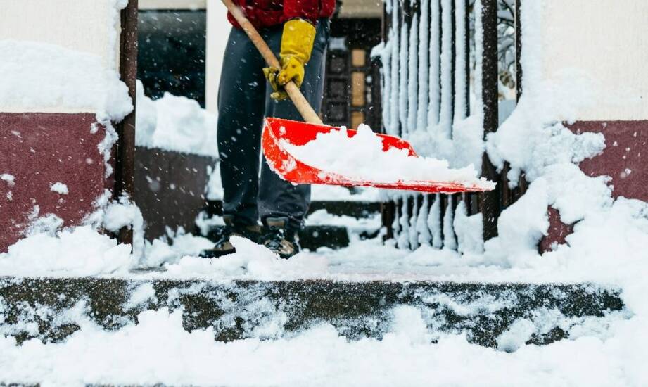 Jakie są najczęstsze błędy przy samodzielnym odśnieżaniu i jak ich unikać?