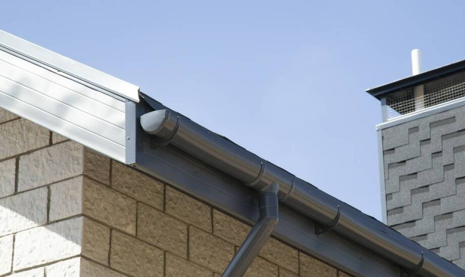 Porównanie trwałości stalowych i plastikowych rynien – co sprawdzi się lepiej?