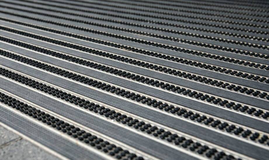 Stopnie schodowe z antypoślizgowymi listwami: standard bezpieczeństwa w przemyśle