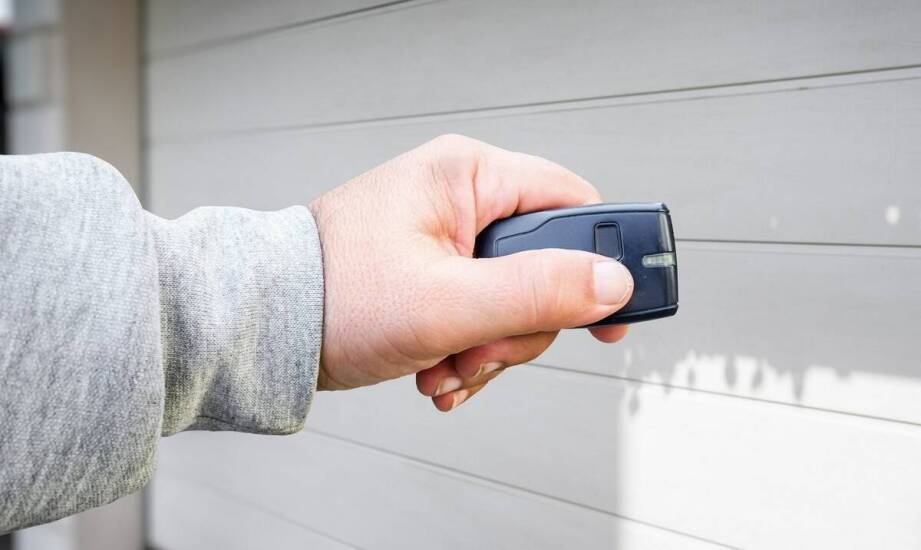 Różnorodność napędów do garażowych bram – który wybrać?