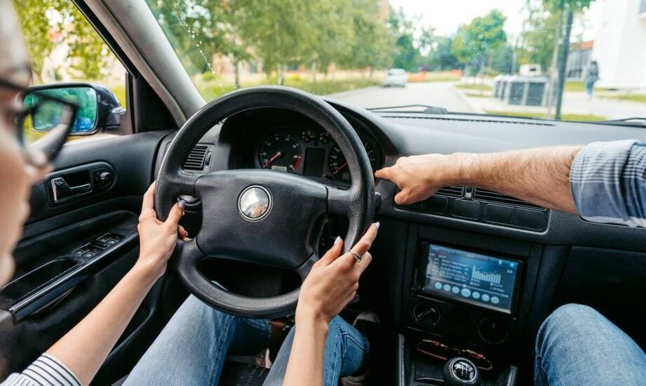 Kursy na prawo jazdy z automatyczną skrzynią biegów – dla kogo są najlepsze?