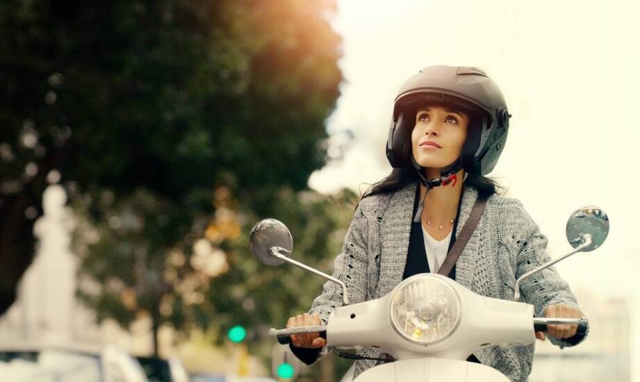 Jakie kolory dominują w miejskich kaskach do jazdy na skuterze i dlaczego?