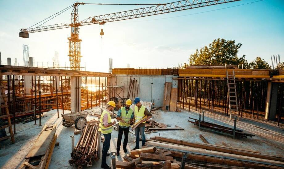 Jakie korzyści niesie rola zastępczego inwestora w realizacji budowlanych projektów?