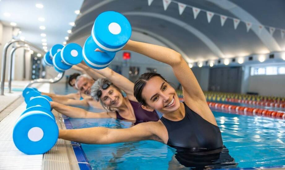 Jakie społeczne umiejętności rozwijają się podczas zajęć pływackich?