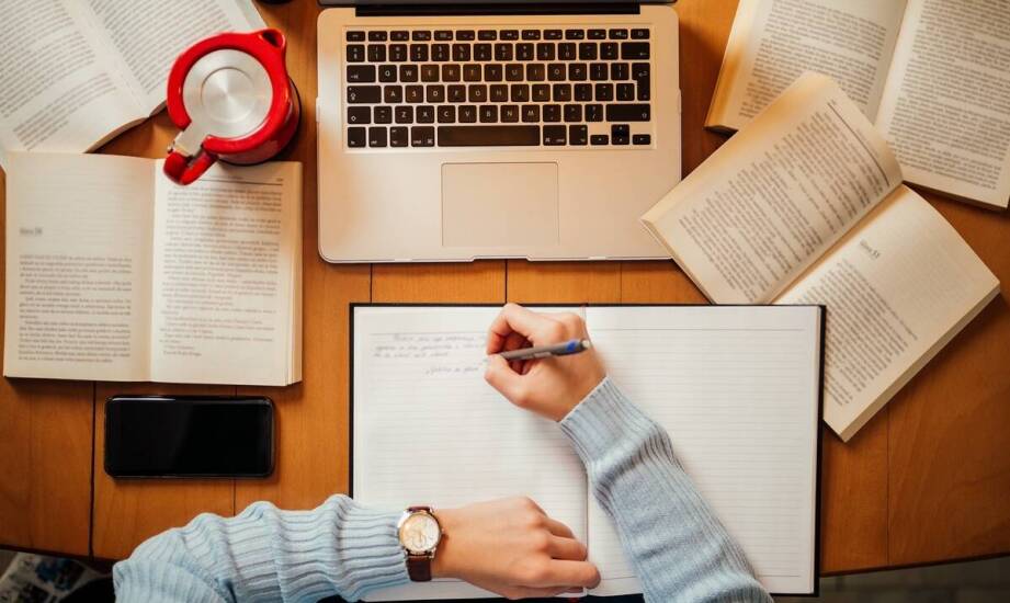 W jaki sposób usługi dostępne 24/7 ułatwiają pisanie akademickich prac?