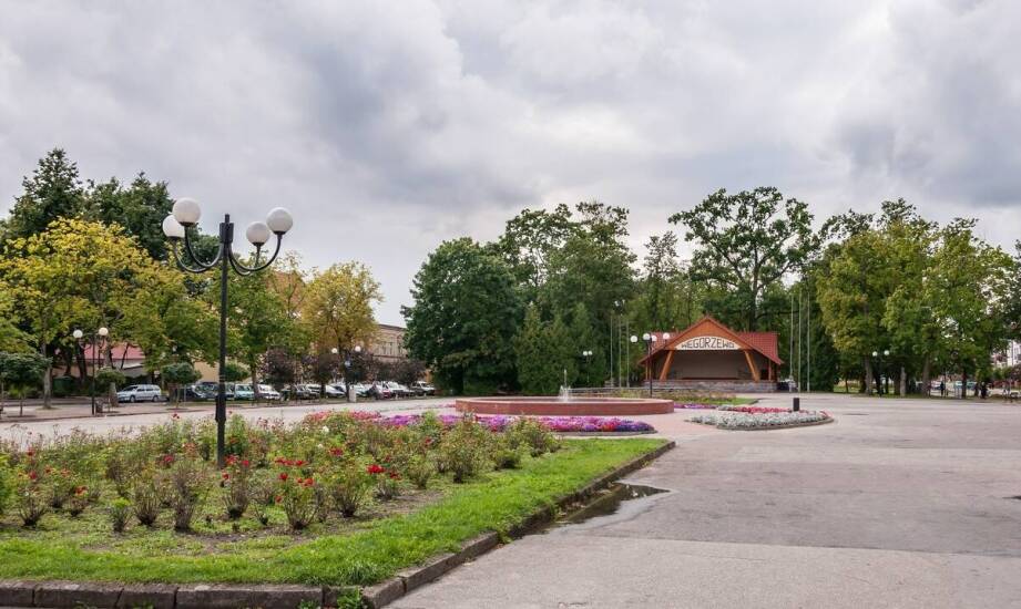 Estetyka publicznych przestrzeni z parkowymi ławkami bez oparcia