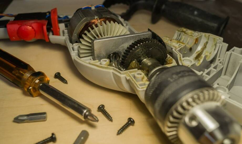 Korzyści z użycia narzędzi akumulatorowych w pracach kablowych