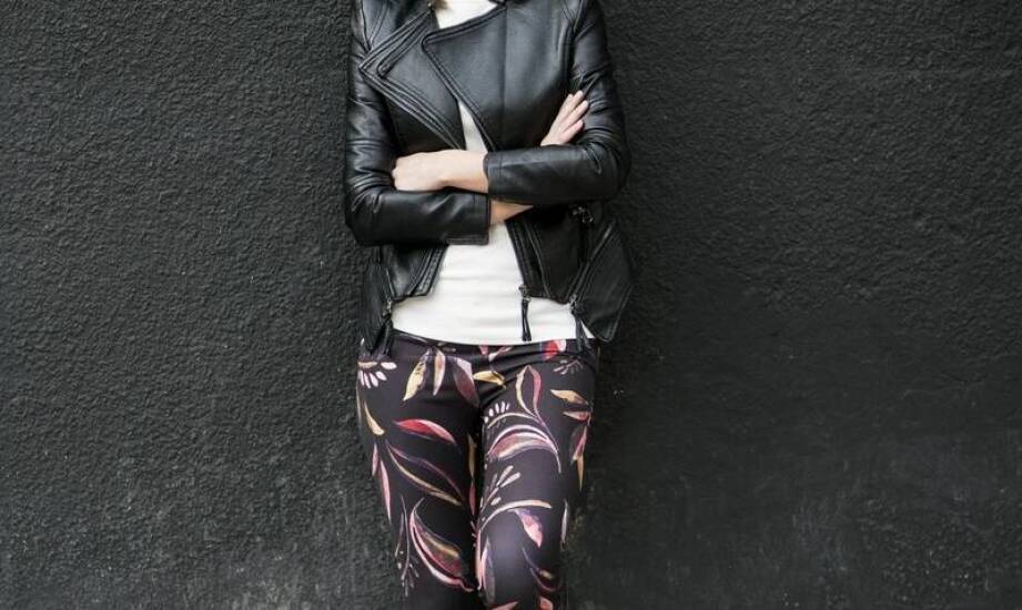 Czym charakteryzują się sportowe kurtki z elementami odblaskowymi dla dziewczynek?