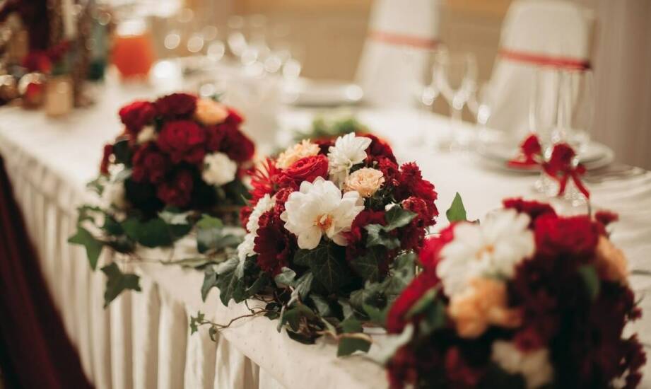 Jakie elementy wpływają na atmosferę w salach weselnych w Kaliszu?