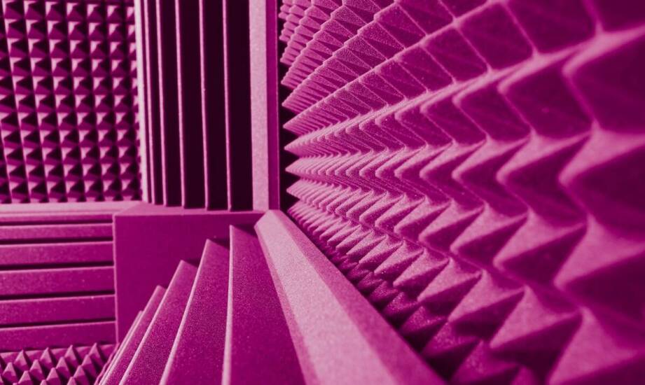 Zastosowanie samoprzylepnej pianki akustycznej w izolacji wewnętrznych ścian