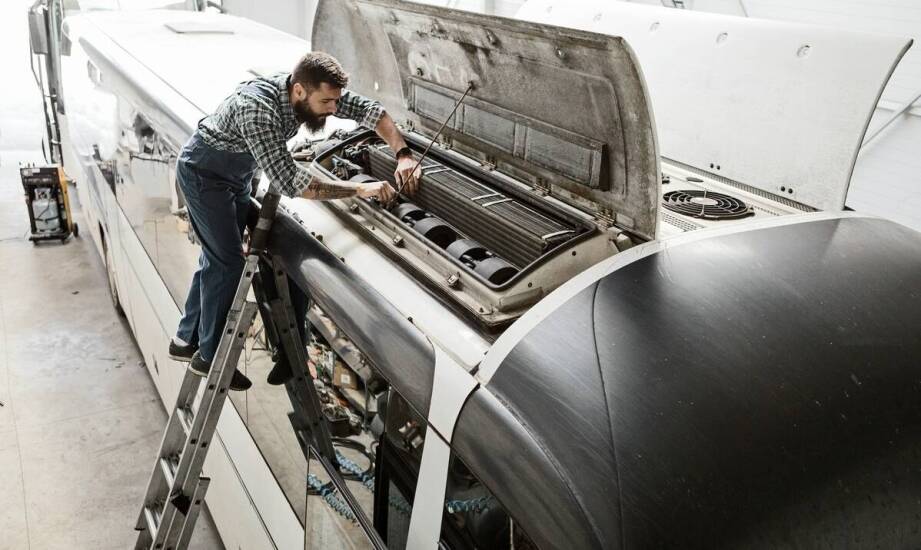 Różnice w serwisowaniu maszyn Zamboni w porównaniu do maszyn innych marek