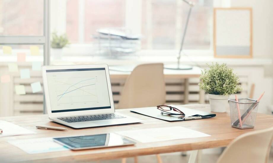 Jakie są zalecane częstotliwości sprzątania różnych stref w biurze?