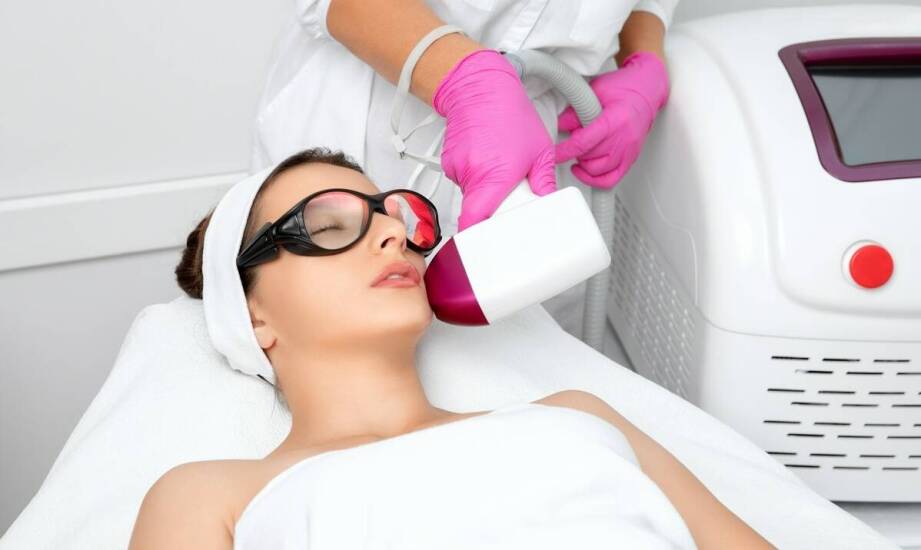 Jakie są zalety i ograniczenia zabiegów laserowych w medycynie estetycznej?