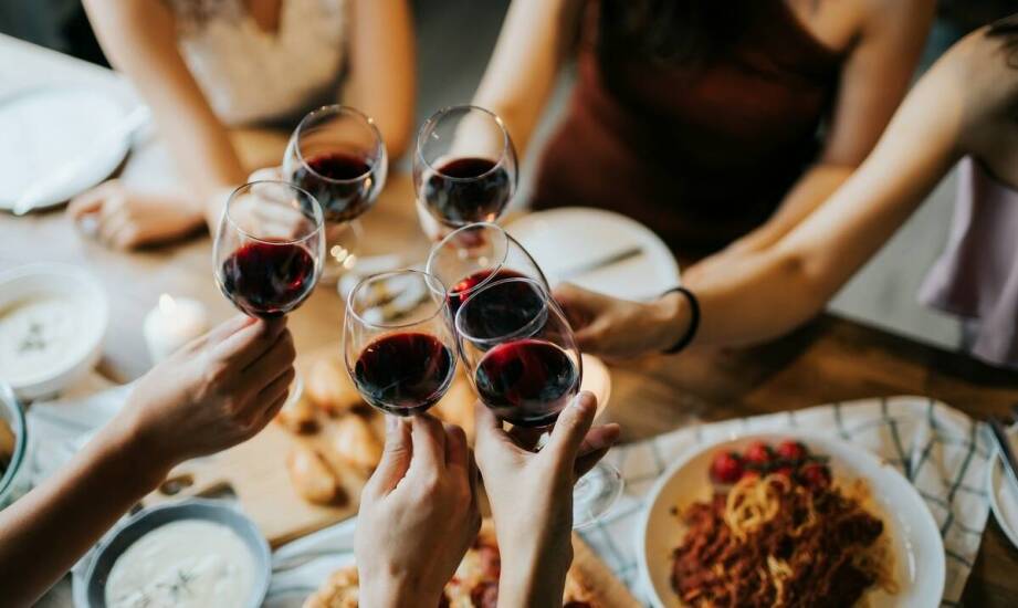 Malowanie przy winie – jak sztuka może stać się formą relaksu?